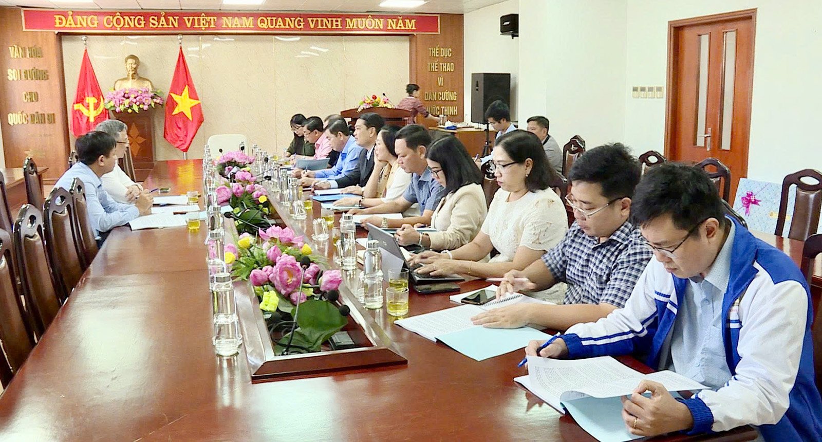 Ан Зянг вчиться на досвіді Куанг Ніня, щоб завершити номінаційне досьє для Ок Ео-Ба, об'єкта Всесвітньої спадщини.