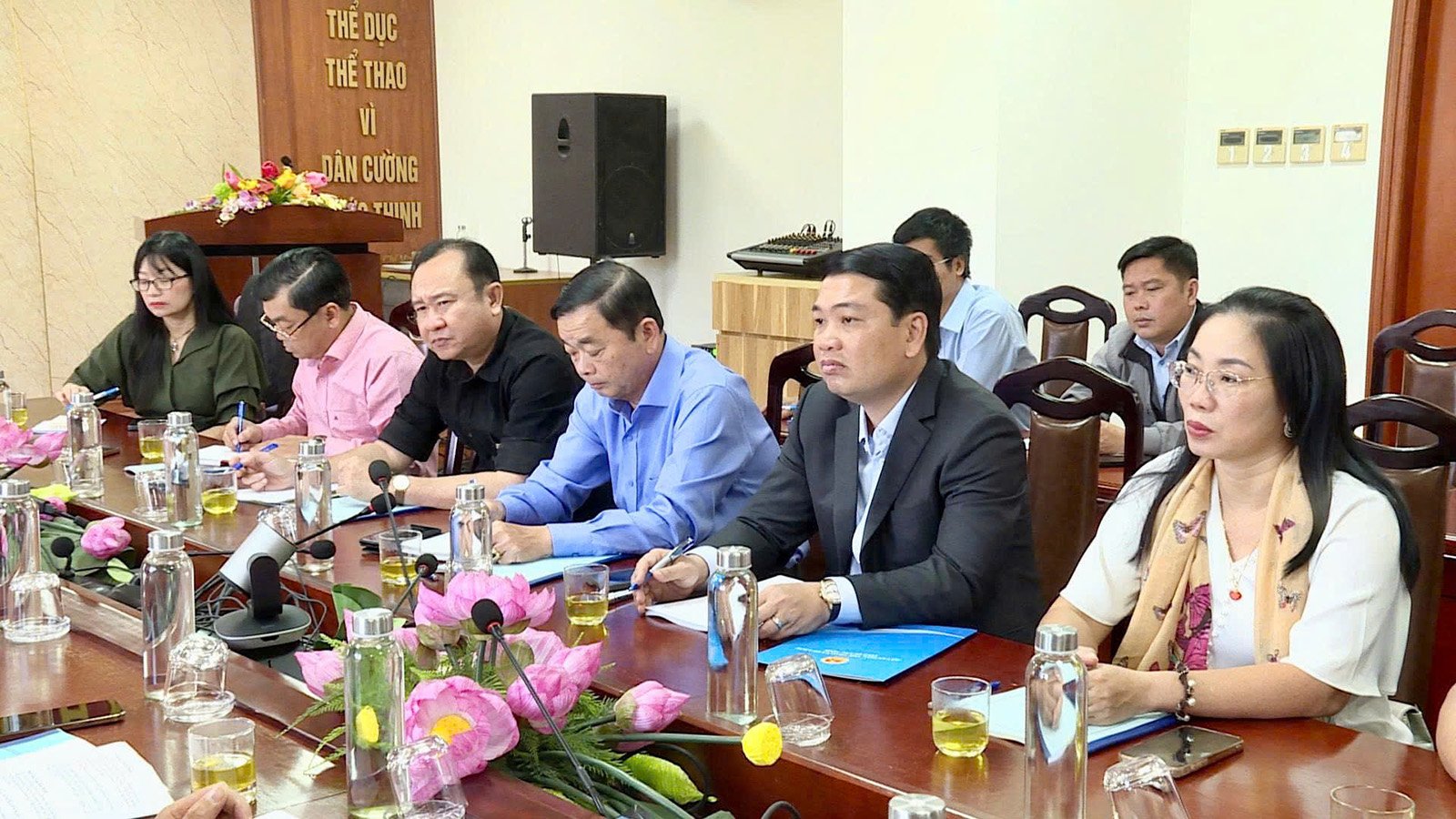 Ан Зянг вчиться на досвіді Куанг Ніня, щоб завершити номінаційне досьє для Ок Ео-Ба, об'єкта Всесвітньої спадщини.