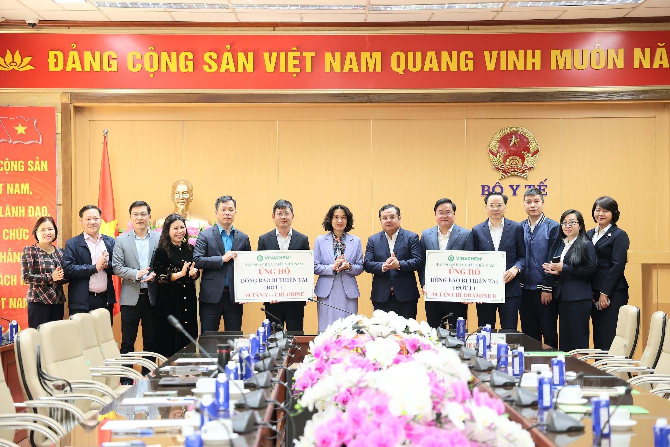 Bộ Y tế tiếp nhận 20 tấn hoá chất để hỗ trợ các địa phương khu vực Trung Bộ và Tây Nguyên khắc phục hậu quả mưa lũ - Ảnh 3.