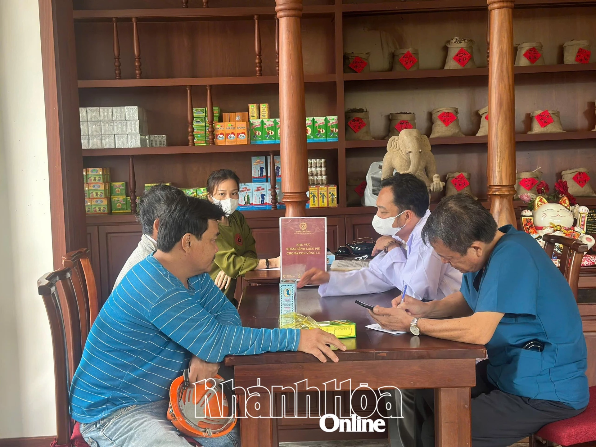 Lidé přicházejí k lékaři na kliniku tradiční medicíny Thai Y Duong