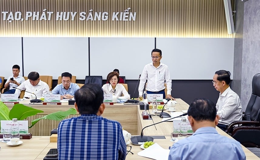 Nguyen Van Be Ba párttitkár, a PV GAS CA MAU igazgatója jelentést tett a munkadelegációnak. Fotó: PV GAS. Ông Nguyễn Văn Bé Ba, Bí thư Đảng ủy, Giám đốc PV GAS CA MAU báo cáo với Đoàn công tác. Ảnh: PV GAS.