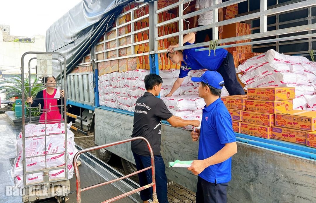 Utbudet av nödvändiga livsmedel ökar kontinuerligt på Co.opmart Tuy Hoa Supermarket för att betjäna människor i östra regionen.