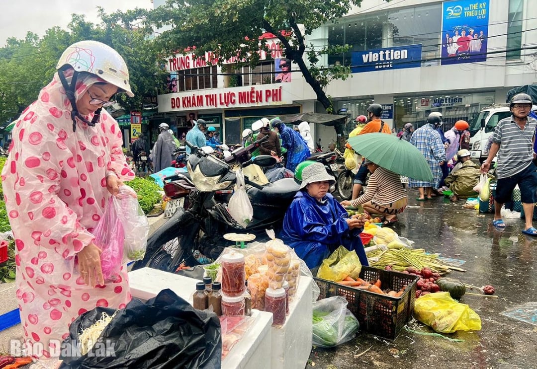 Varor i stormarknader har ökat, men på marknaderna har de inte återgått till det normala, priserna är fortfarande höga.
