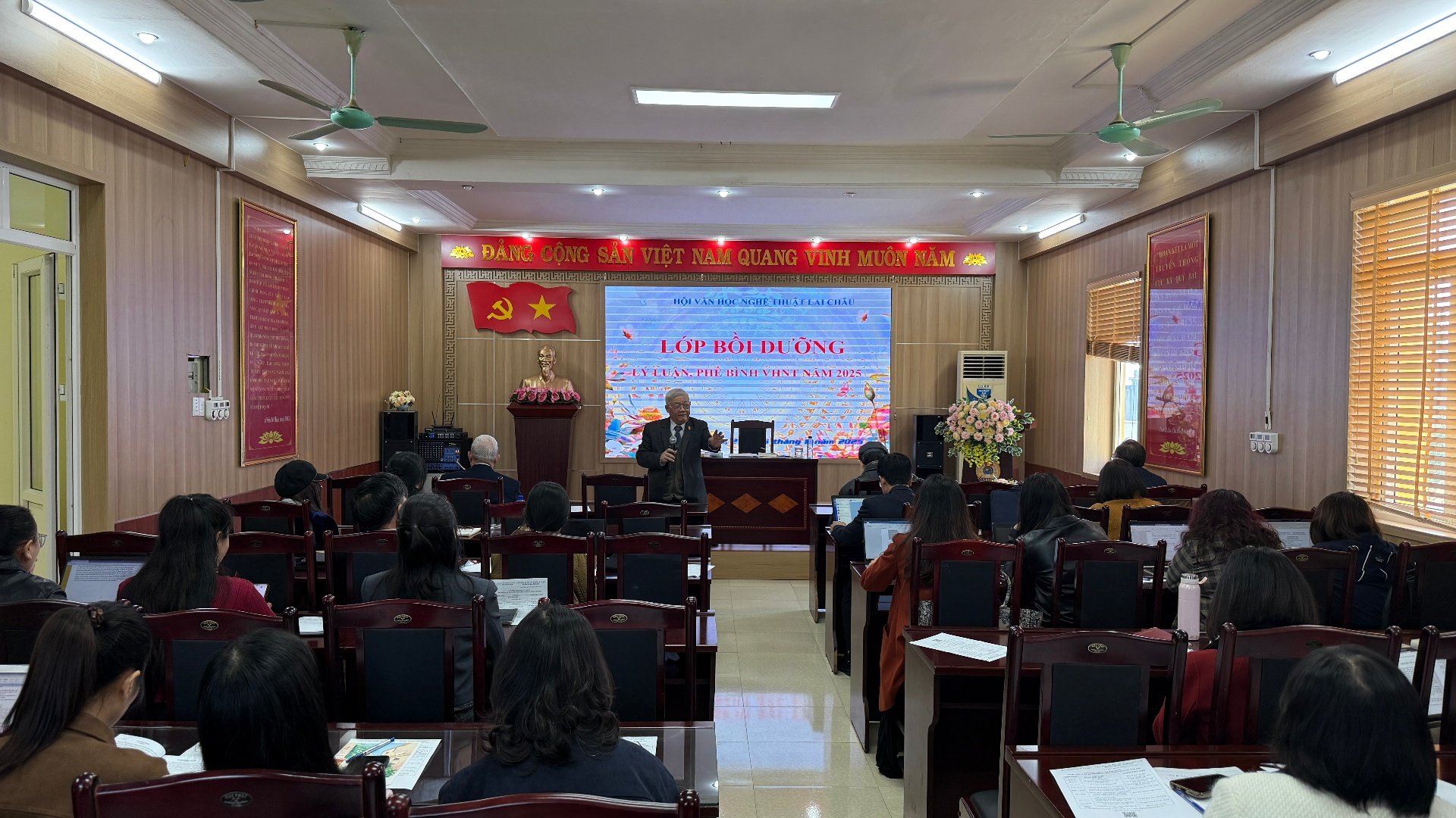 O professor associado, Dr. Nguyen Ngoc Thien, ministra o conteúdo da aula de treinamento.