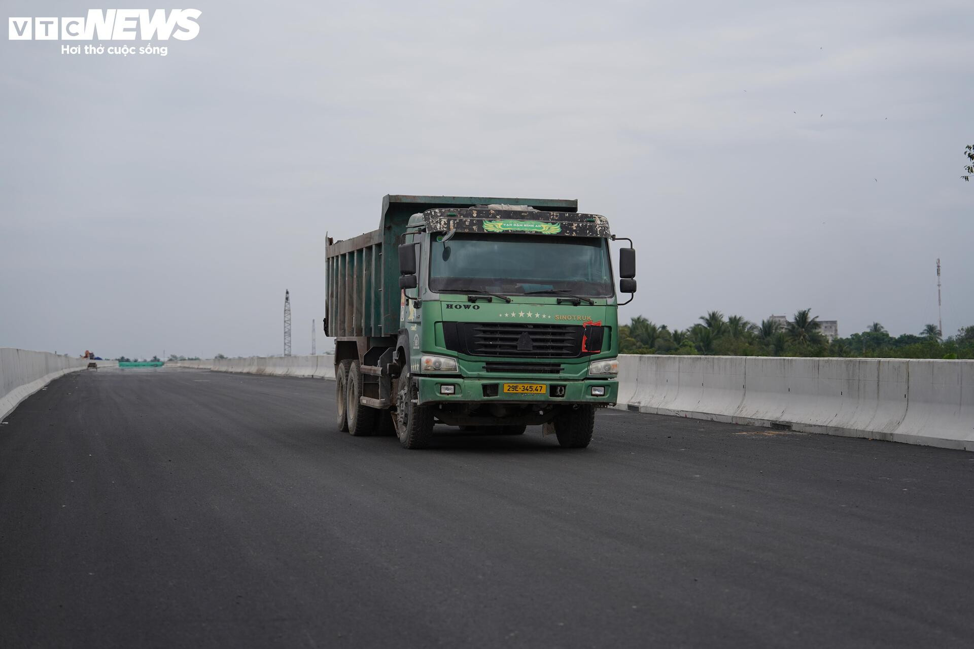 Primer plano de la autopista Can Tho-Ca Mau antes del día de apertura - 5