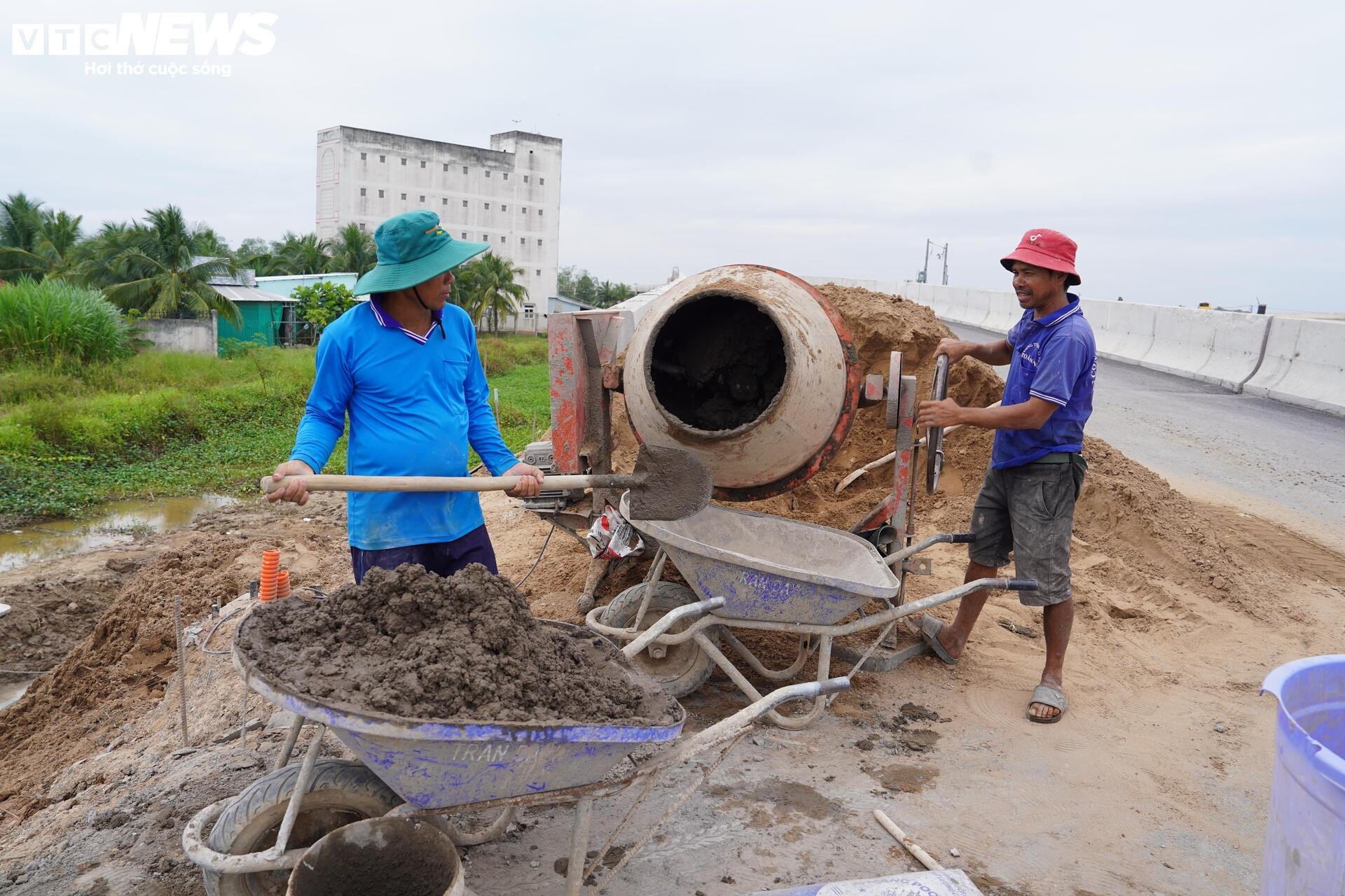 Primer plano de la autopista Can Tho-Ca Mau antes del día de apertura - 6