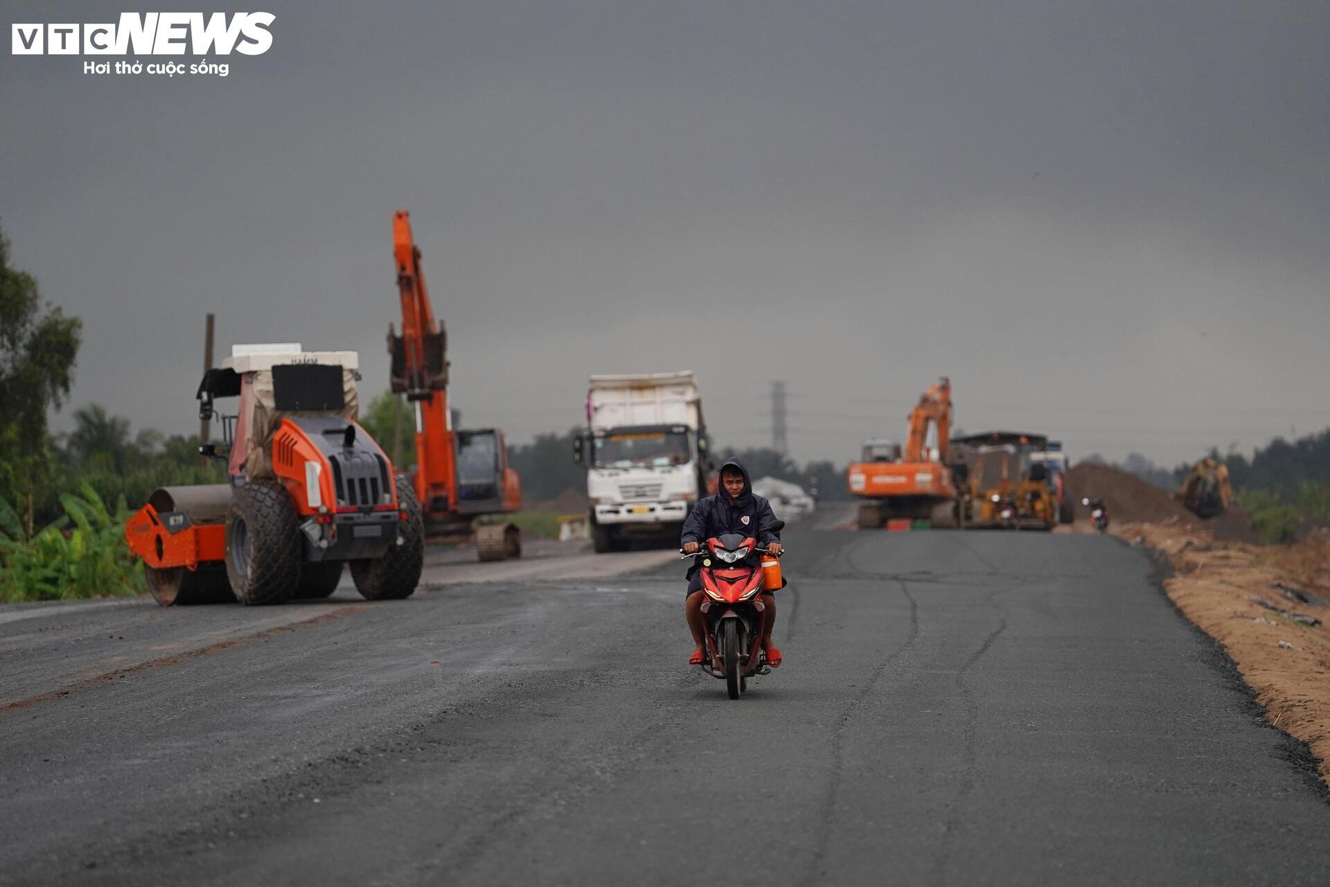 Primer plano de la autopista Can Tho-Ca Mau antes del día de apertura - 10