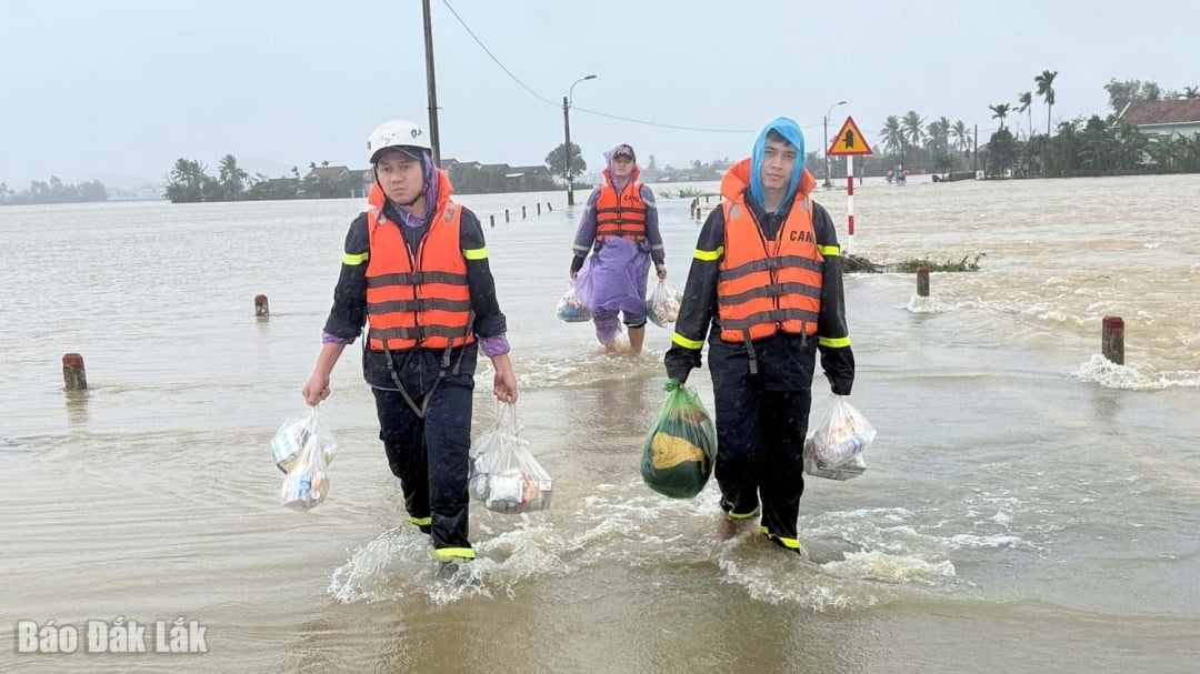 فوجی دستے لوگوں کے لیے الگ تھلگ علاقوں میں امدادی سامان پہنچا رہے ہیں۔