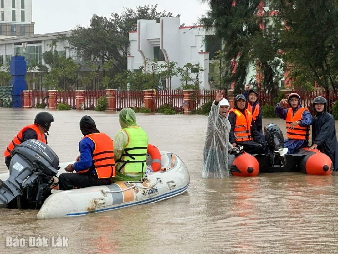 مسٹر فام تھو ٹرونگ نے مختلف صوبوں سے 20 ربڑ کی کشتیوں اور رضاکار امدادی دستوں کو سیلاب زدہ علاقے سے جوڑا تاکہ ریسکیو فراہم کیا جا سکے۔ تصویر: T.Quoi