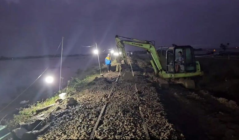 Dự kiến khôi phục tuyến đường sắt quốc gia vào sáng mai, 26/11- Ảnh 2.