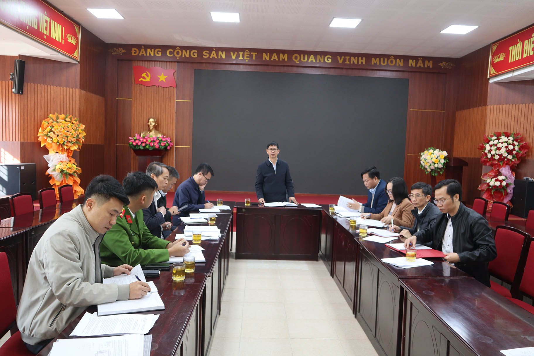 গ্রুপ মিটিং họp đoàn