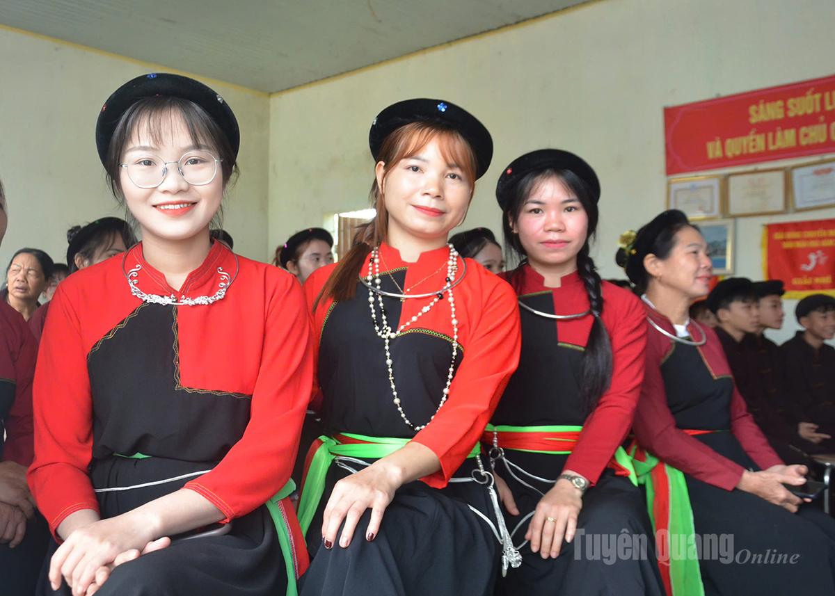 ชาวเมืองฟูลวงแต่งกายด้วยชุดประจำเผ่าเผ่ากาวหลาน