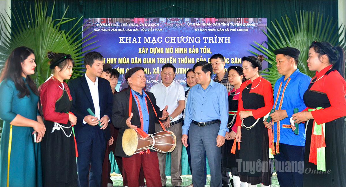 นายแซม วัน ตุน พูดคุยกับผู้แทนและประชาชนเกี่ยวกับเสียงกลองซานห์