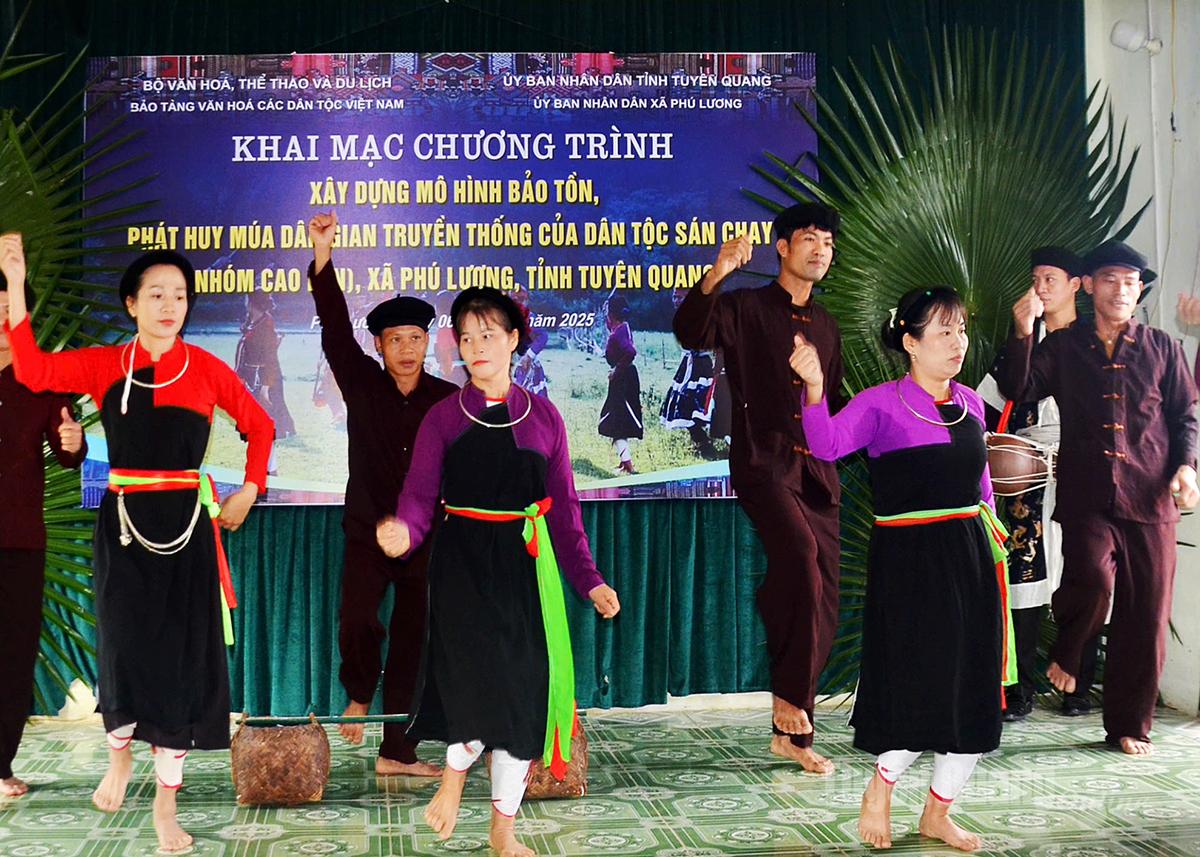 การแสดงรำในพิธีเปิดโครงการ สร้างต้นแบบในการอนุรักษ์และส่งเสริมรำพื้นบ้านชนเผ่ากาวหลาน