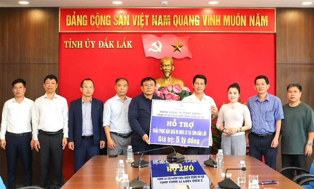 Đoàn công tác trao bảng tượng trưng kinh phí hỗ trợ cho Đại diện tỉnh Đắk Lắk. Ảnh: EVNGENCO2.