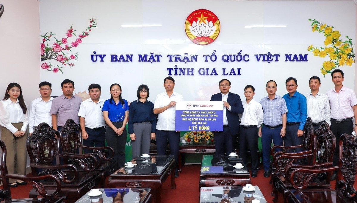 Đoàn công tác trao bảng tượng trưng kinh phí hỗ trợ cho Đại diện tỉnh Gia Lai. Ảnh: EVNGENCO2.