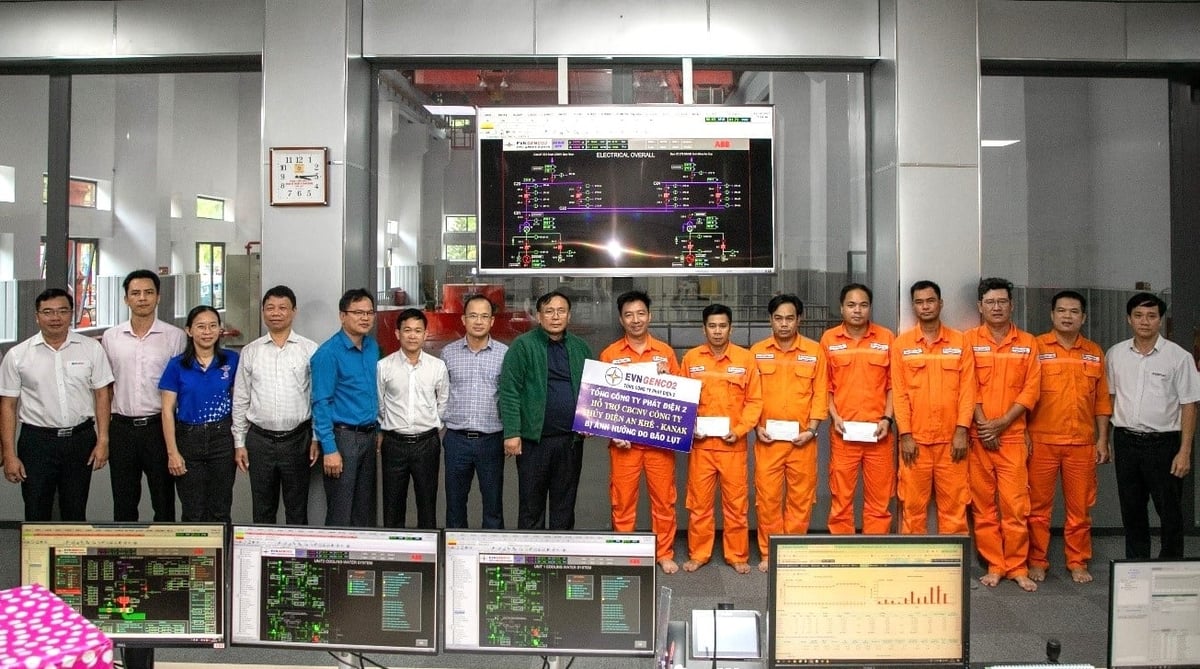 Đoàn công tác trao hỗ trợ cho CBCNV Công ty Thủy điện An Khê - Ka Nak bị ảnh hưởng do bão lụt. Ảnh: EVNGENCO2.