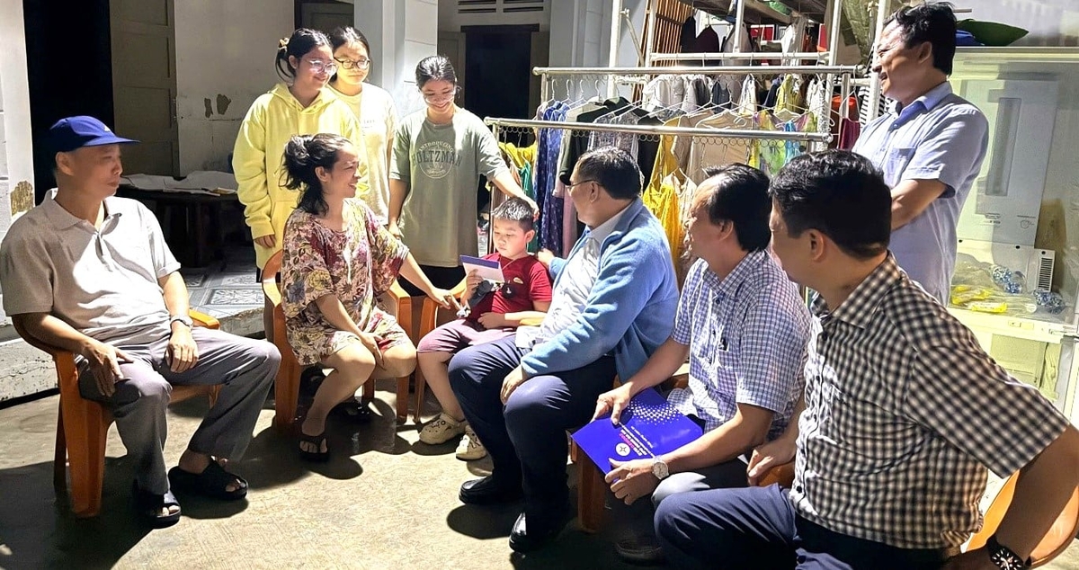 Chủ tịch HĐQT Trần Phú Thái trực tiếp đến thăm và trao hỗ trợ cho các gia đình CBCNV Công ty Cổ phần Thủy điện Sông Ba Hạ bị ảnh hưởng bởi mưa, lũ. Ảnh: EVNGENCO2.