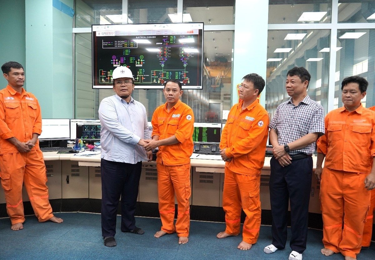 Chủ tịch HĐQT Trần Phú Thái trực tiếp đến thăm hỏi và động viên CBCNV đang trực vận hành tại Nhà máy. Ảnh: EVNGENCO2.