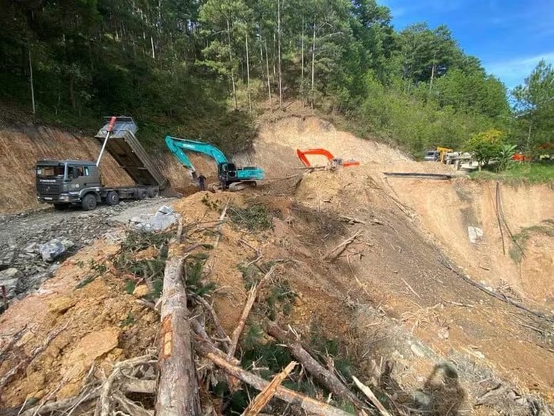 Nổ mìn phá đất đá sạt lở, sớm thông đường lên Đà Lạt - Ảnh 2.