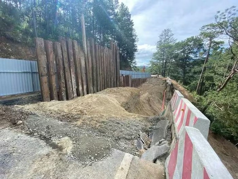 Nổ mìn phá đất đá sạt lở, sớm thông đường lên Đà Lạt - Ảnh 3.