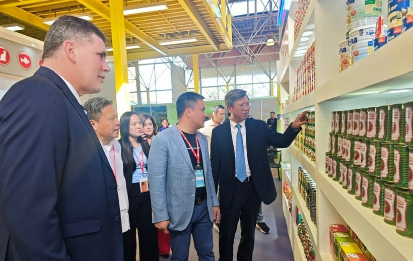El embajador Le Quang Long presentó a los invitados el área de exposición de Vietnam en la 41.ª Feria Internacional de La Habana. (Foto: Embajada de Vietnam en Cuba)