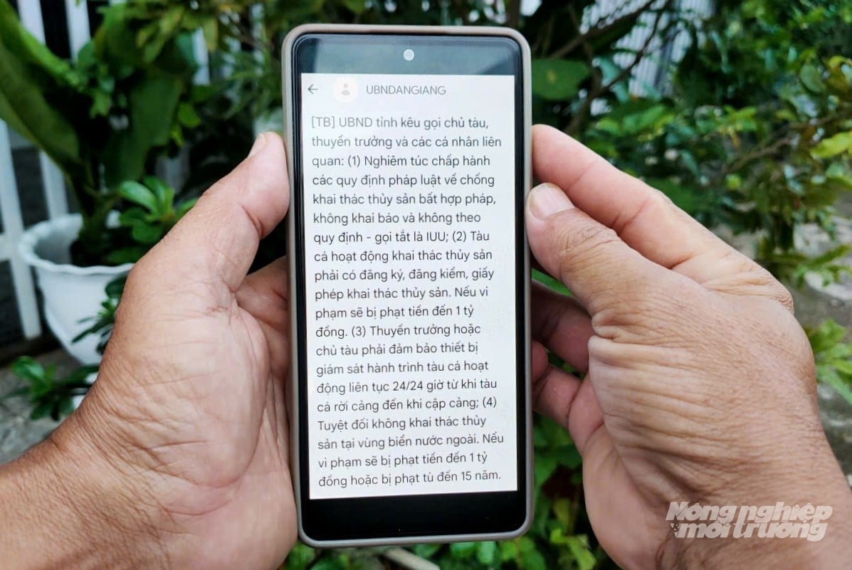 הוועדה העממית של מחוז אן גיאנג הגבירה את פעילות התעמולה בערוצים רבים, בעיקר באמצעות שליחת הודעות ישירות למנויי טלפונים ניידים של בעלי ספינות, קפטנים ודייגים כדי להפיץ תעמולה נגד דיג IUU. צילום: טרונג צ'אן.