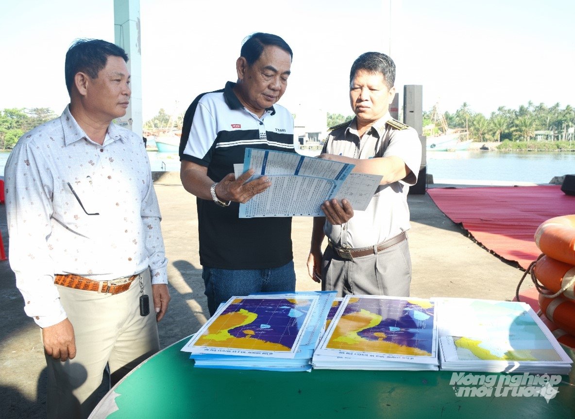 רשויות מחוז אן גיאנג נפגשו ישירות עם בעלי ספינות, קפטנים ודייגים כדי לדון ולחלק עלונים, בדרישה לציית מוחלט לתקנות החוקיות למאבק בדיג IUU. צילום: טרונג צ'אן.