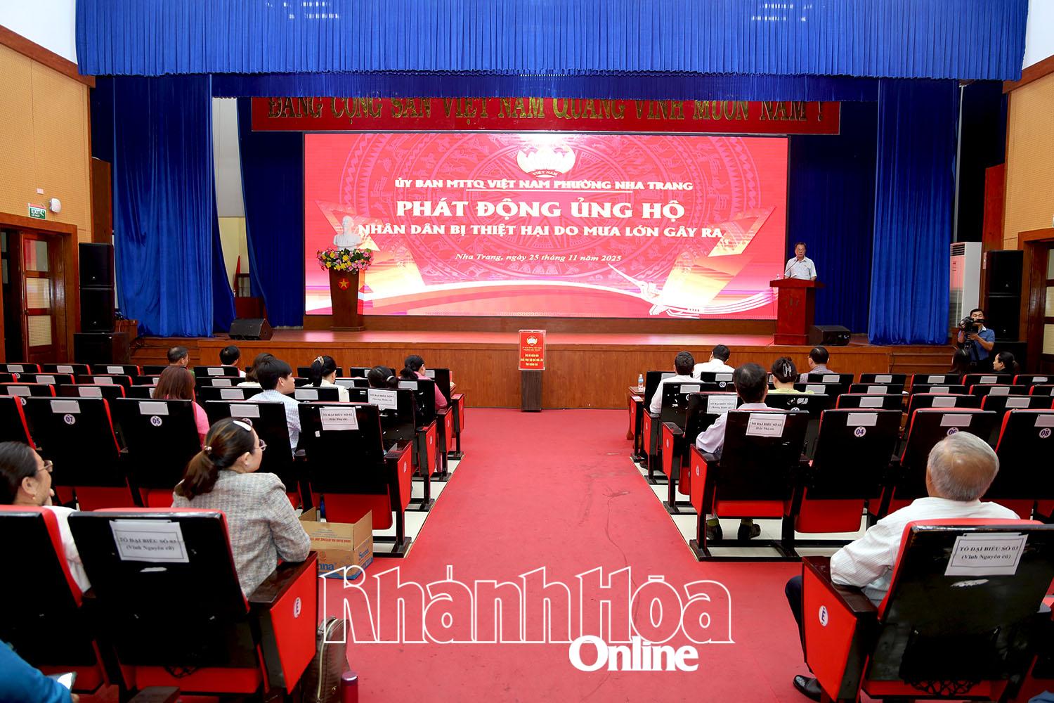 Scène van de lanceringsceremonie.