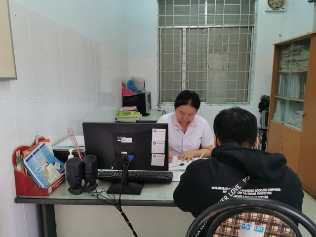 खान होआ में एचआईवी संक्रमित लोगों को स्थिर स्वास्थ्य के लिए एआरवी दवाओं के साथ उपचार का आश्वासन दिया गया है - फोटो 2.