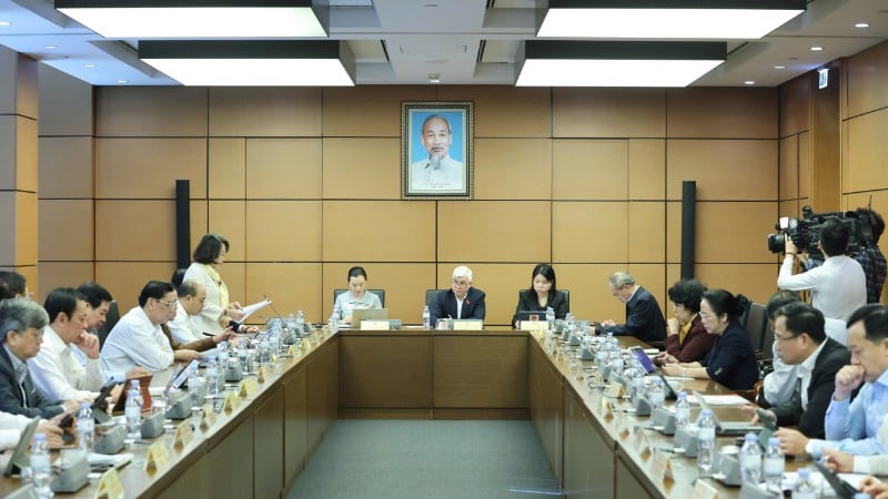 Депутаты Национальной ассамблеи обсуждают в группах инвестиционную политику Национальной целевой программы модернизации и повышения качества образования и профессиональной подготовки на период 2026–2035 годов. (Фото: ДУЙ ЛИНЬ)