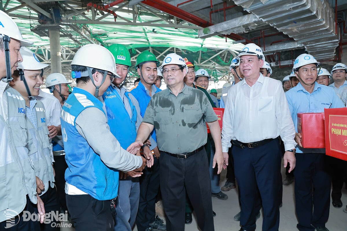 رئيس الوزراء فام مينه تشينه يصافح مسؤولين شبابًا مشاركين في إدارة مشروع بناء مطار لونغ ثانه الدولي خلال زيارته للعمل في المشروع في 2 أغسطس/آب 2025. تصوير: كونغ نغيا.