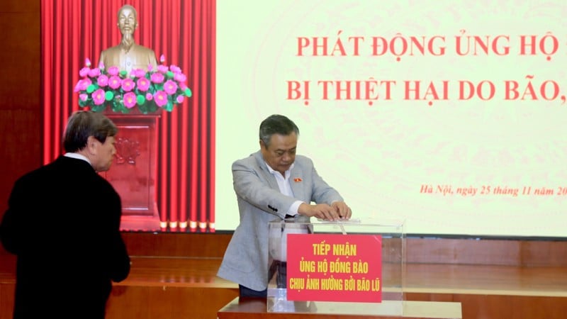 Kamerat Tran Sy Thanh, medlem av partiets sentralkomité og leder av den sentrale inspeksjonskommisjonen, støttet opp under lanseringsseremonien.