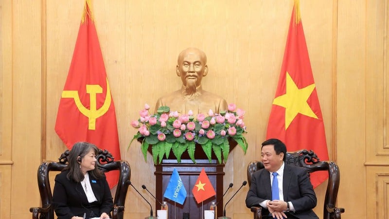 কমরেড নগুয়েন জুয়ান থাং, পলিটব্যুরো সদস্য, হো চি মিন জাতীয় রাজনীতি একাডেমির পরিচালক, কেন্দ্রীয় তাত্ত্বিক পরিষদের চেয়ারম্যান এবং ভিয়েতনামে জাতিসংঘের শিশু তহবিলের পূর্ব এশিয়া ও প্রশান্ত মহাসাগরীয় অঞ্চলের পরিচালক মিসেস জুন কুনুগি।