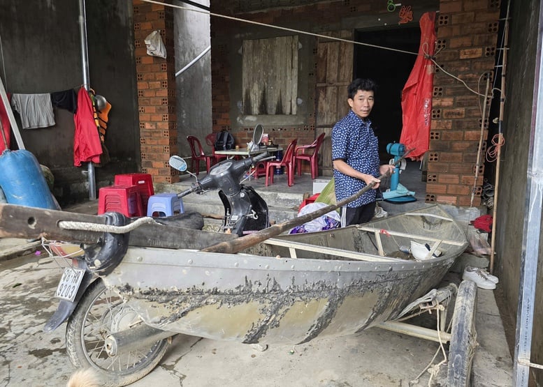 ডাক লাক সেই ব্যক্তিকে পুরস্কৃত করছেন যিনি হোয়া থিনের বন্যা কেন্দ্রে ৪০ জনেরও বেশি মানুষকে বাঁচাতে রাতভর কাজ করেছেন - ছবি ১। Đắk Lắk khen thưởng người xuyên đêm cứu hơn 40 người ở rốn lũ Hòa Thịnh- Ảnh 1.