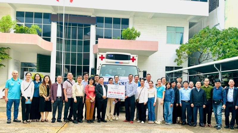 A munkadelegáció vakcinákat és orvosbiológiai termékeket ajándékozott a Gia Lai Tartományi Egészségügyi Minisztériumnak.