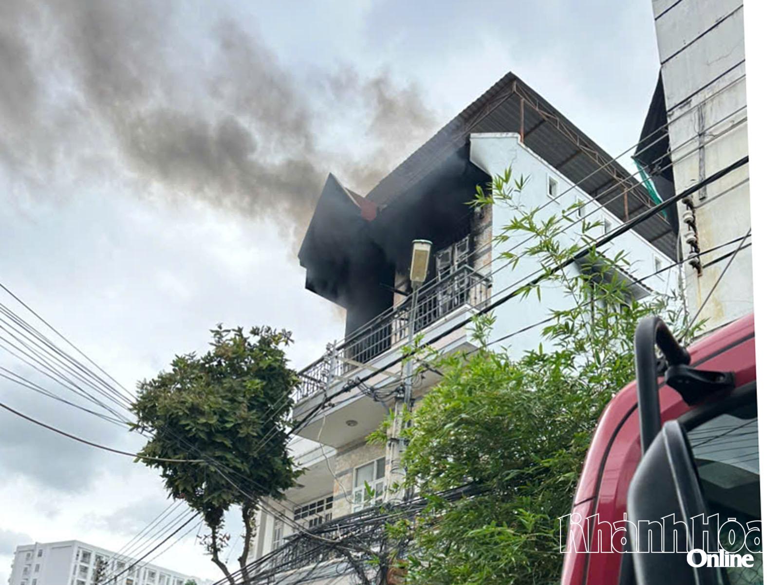 Z třetího patra domu se valil černý kouř.