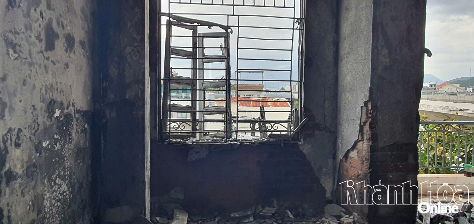 Dopad požáru způsobil rozbití okenních skel domu.