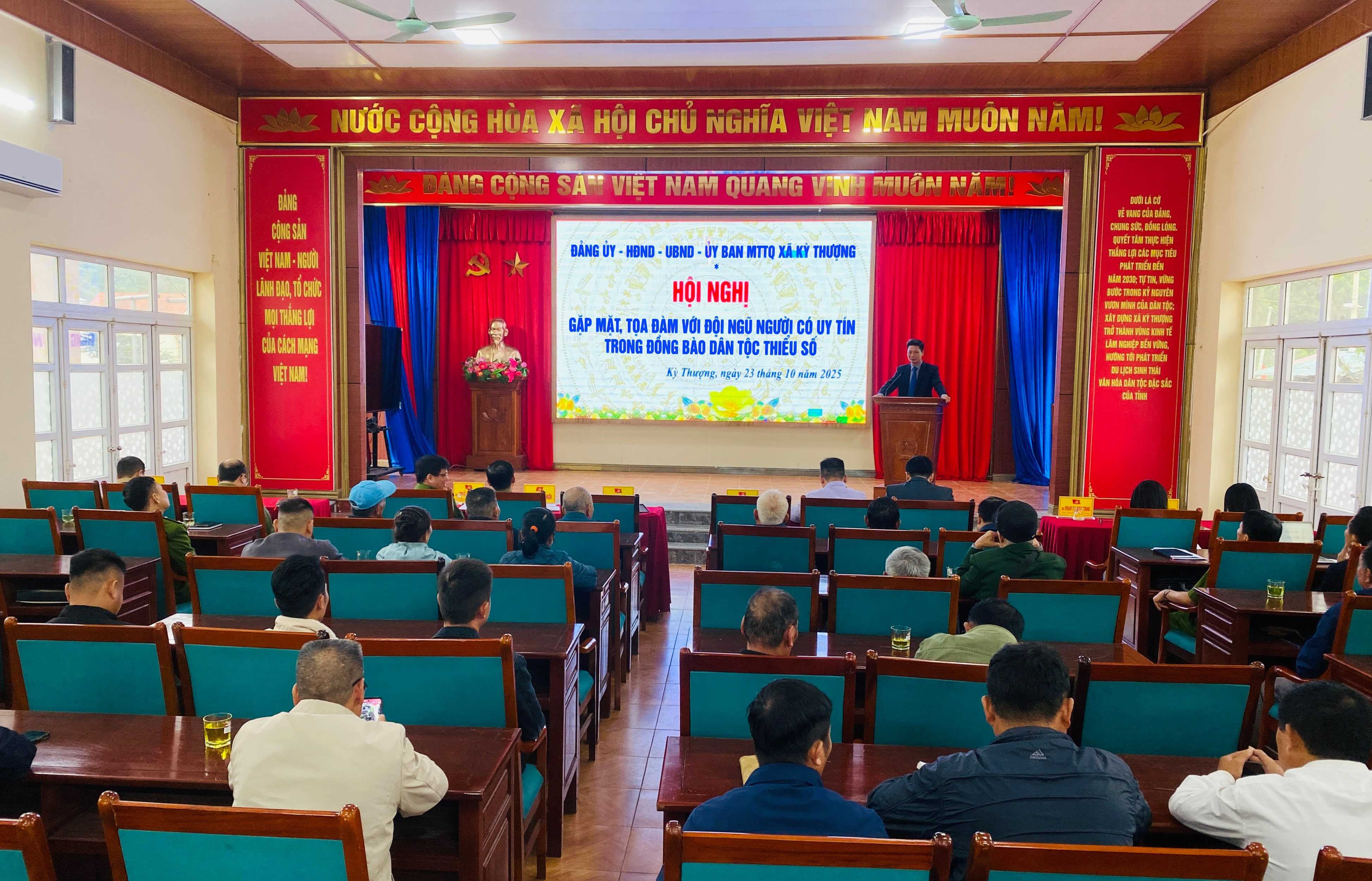 Кі Тхуонг організував зустріч та дискусію з поважними людьми з числа етнічних меншин у цьому районі, жовтень 2025 року. Фото: надано місцевою владою.