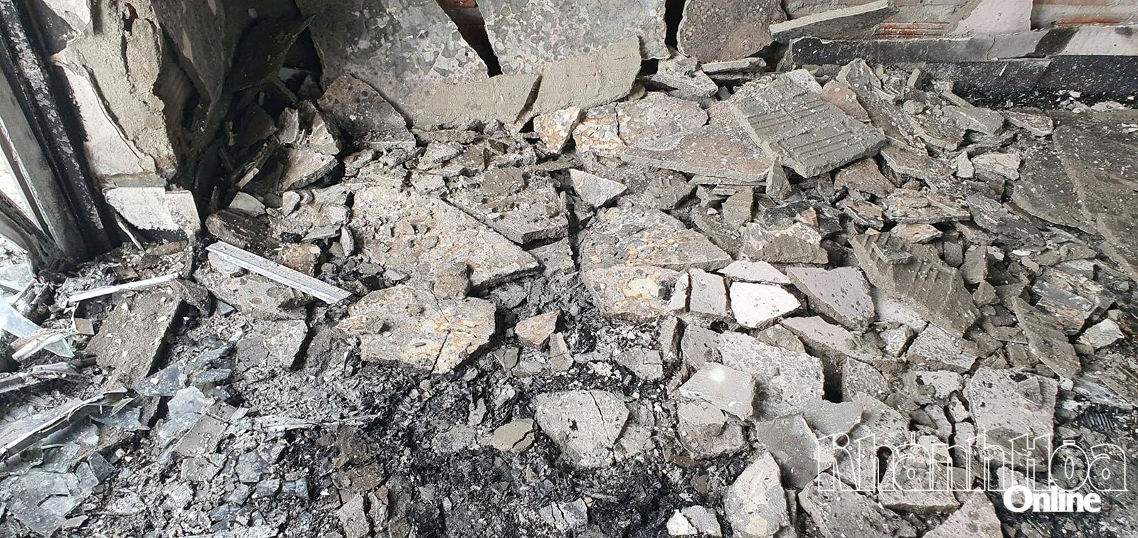 Kusy zdi se odlupovaly a padaly na podlahu.