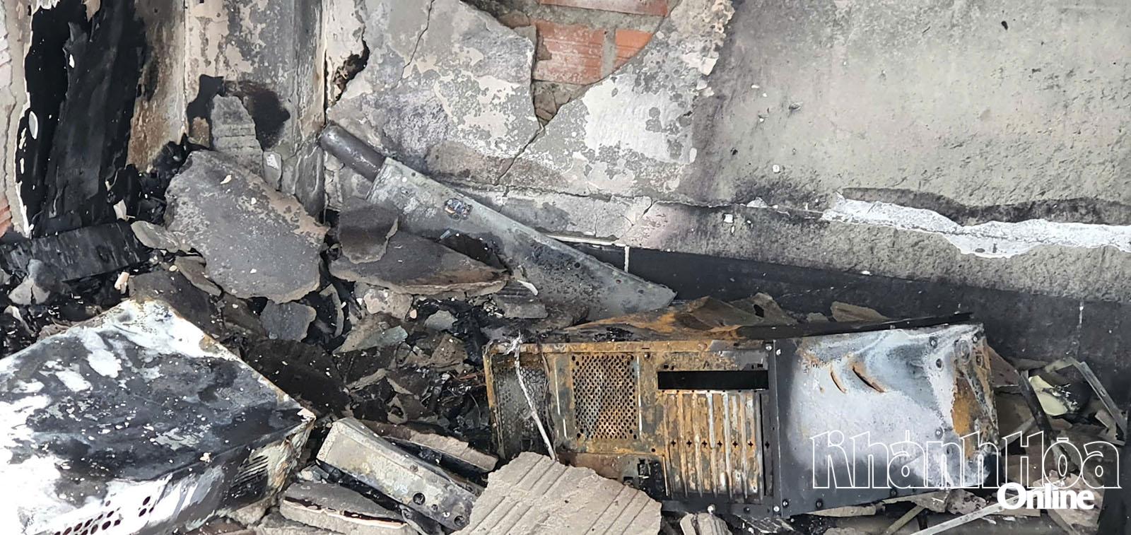 Požár zničil počítačovou skříň.