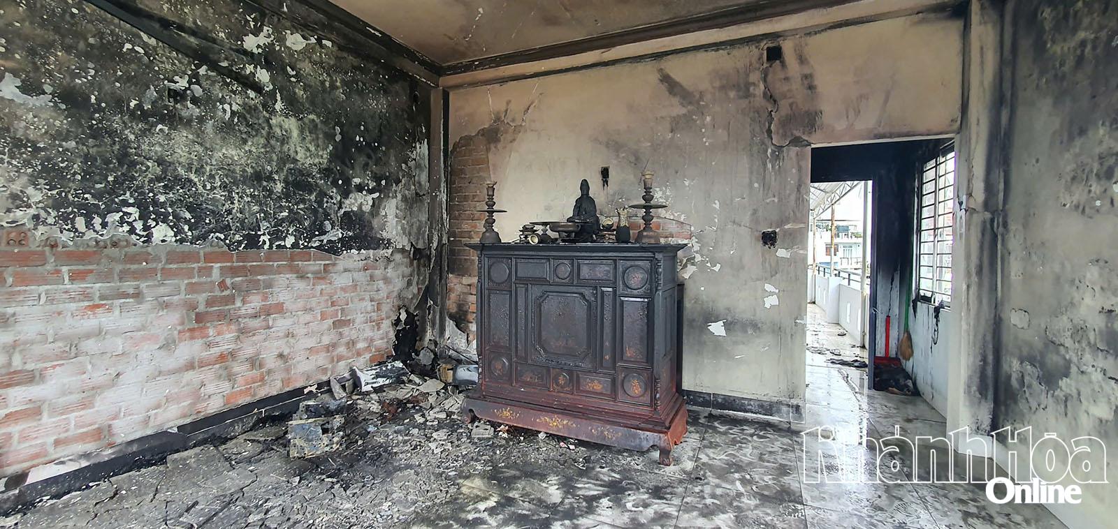 Pokoj ve třetím patře začal hořet.