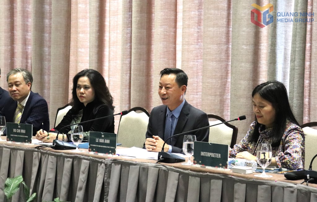 El vicepresidente del Comité Popular Provincial, Anh, presentó las fortalezas potenciales de la provincia de Quang Ninh.