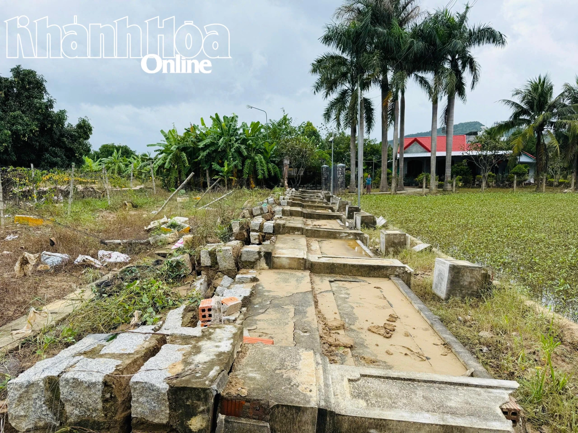 חומת מקדש הספרות דין חאן קרסה עקב שיטפון.