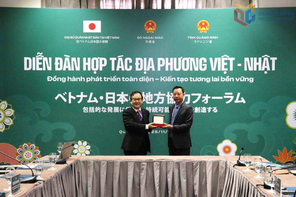 El vicepresidente del Comité Popular Provincial, Anh, entregó regalos al Sr....