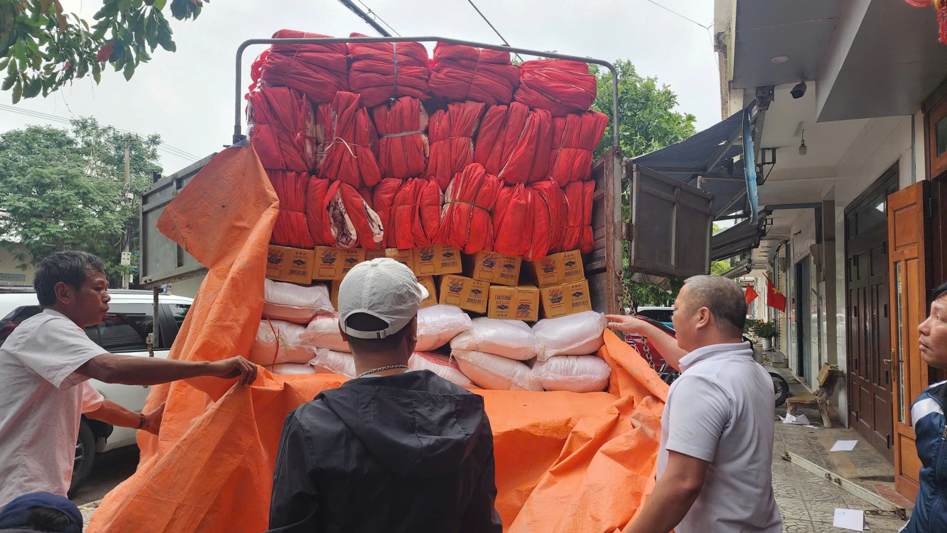 Pături calde și articole de strictă necesitate au fost livrate pentru a sprijini oamenii din zonele afectate de inundații din Phu Yen (vechiul) - Foto: Ta Hung