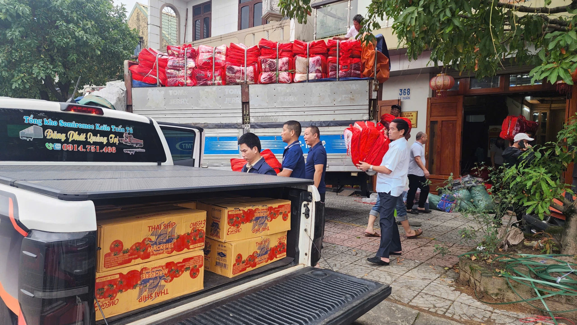 Peste 800 de cadouri, fiecare în valoare de 500.000 VND, inclusiv bunuri și bani, pentru a împărți pierderile și a ajuta oamenii să se pună pe picioare după inundații - Foto: Ta Hung