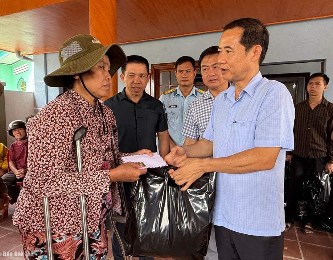 Kameraad Nguyen Thai Hoc, adjunct-secretaris van het Partijcomité van het Vaderlandsfront en de Centrale organisaties, overhandigde geschenken aan de inwoners van de gemeente Phu Hoa 2.