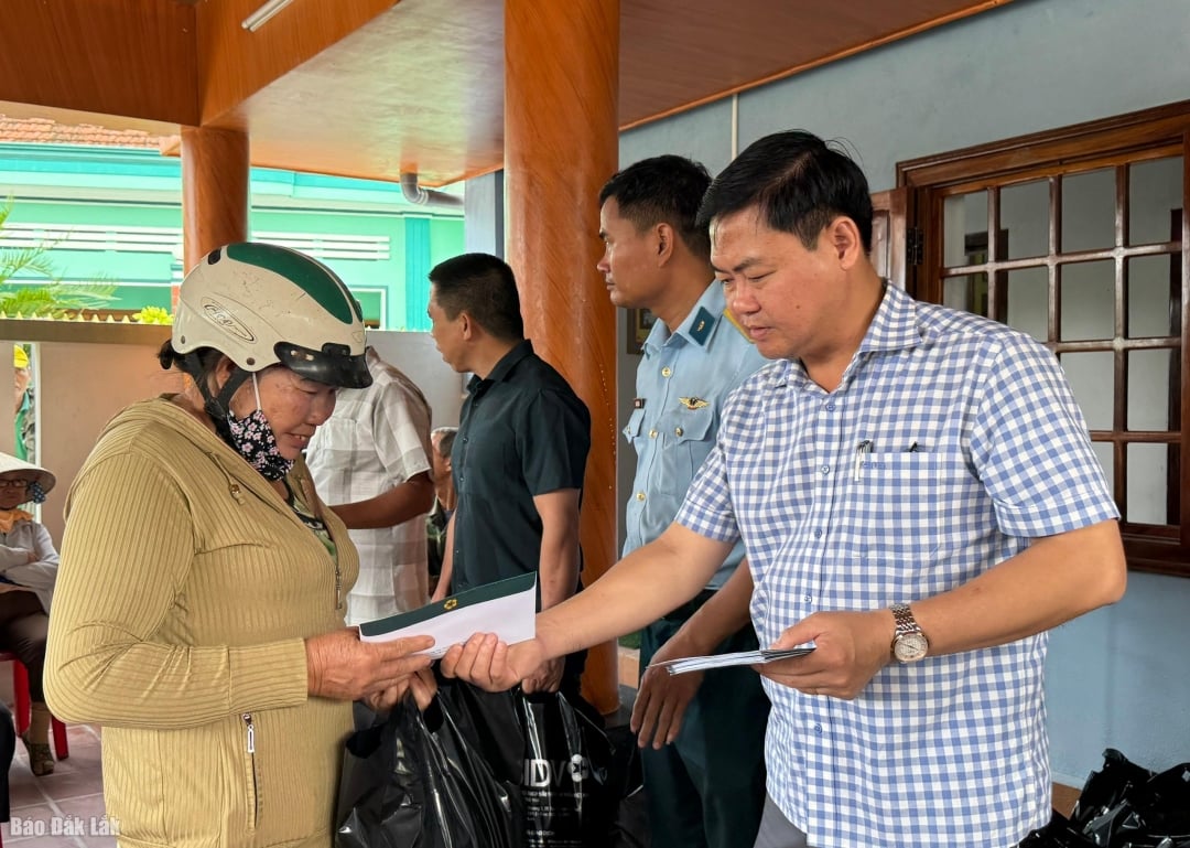 De vicevoorzitter van de Provinciale Volksraad, Do Thai Phong, overhandigde geschenken aan de inwoners van de gemeente Phu Hoa 2.