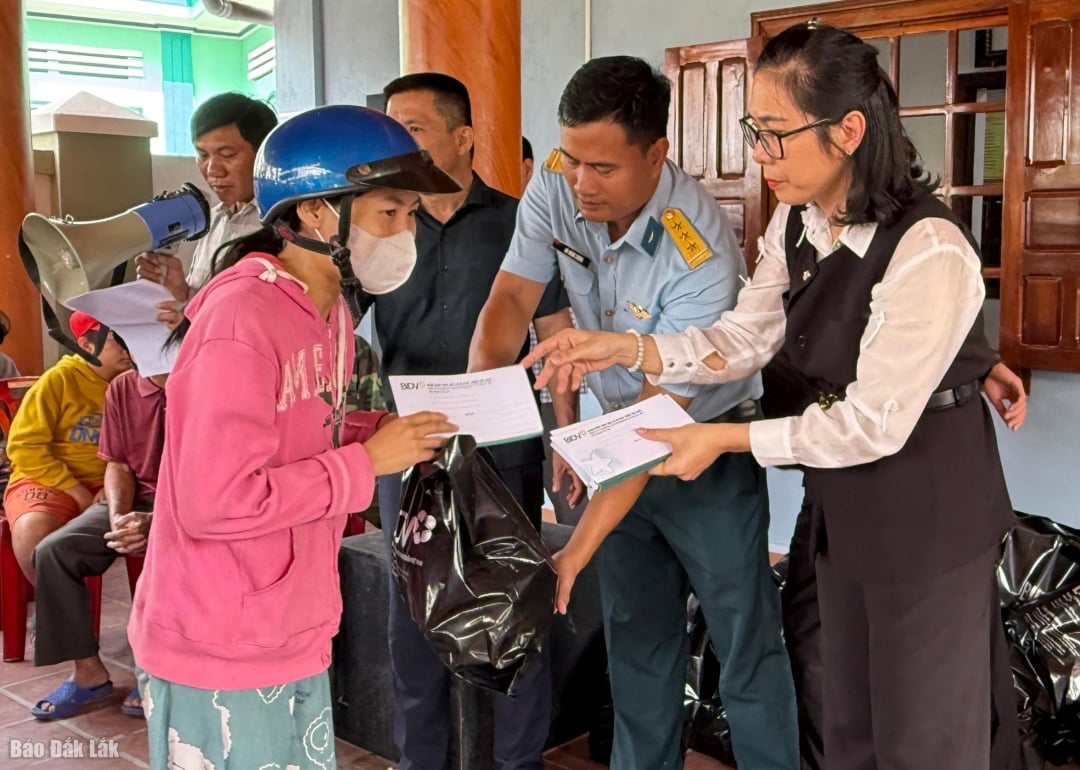 Vertegenwoordigers van BIDV Bank Phu Yen en Regiment 940 overhandigden geschenken aan de bevolking.